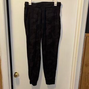 Lululemon women’s Ready to Rulu Heritage 365 Camo Deep Coal Multi Joggers Size 8